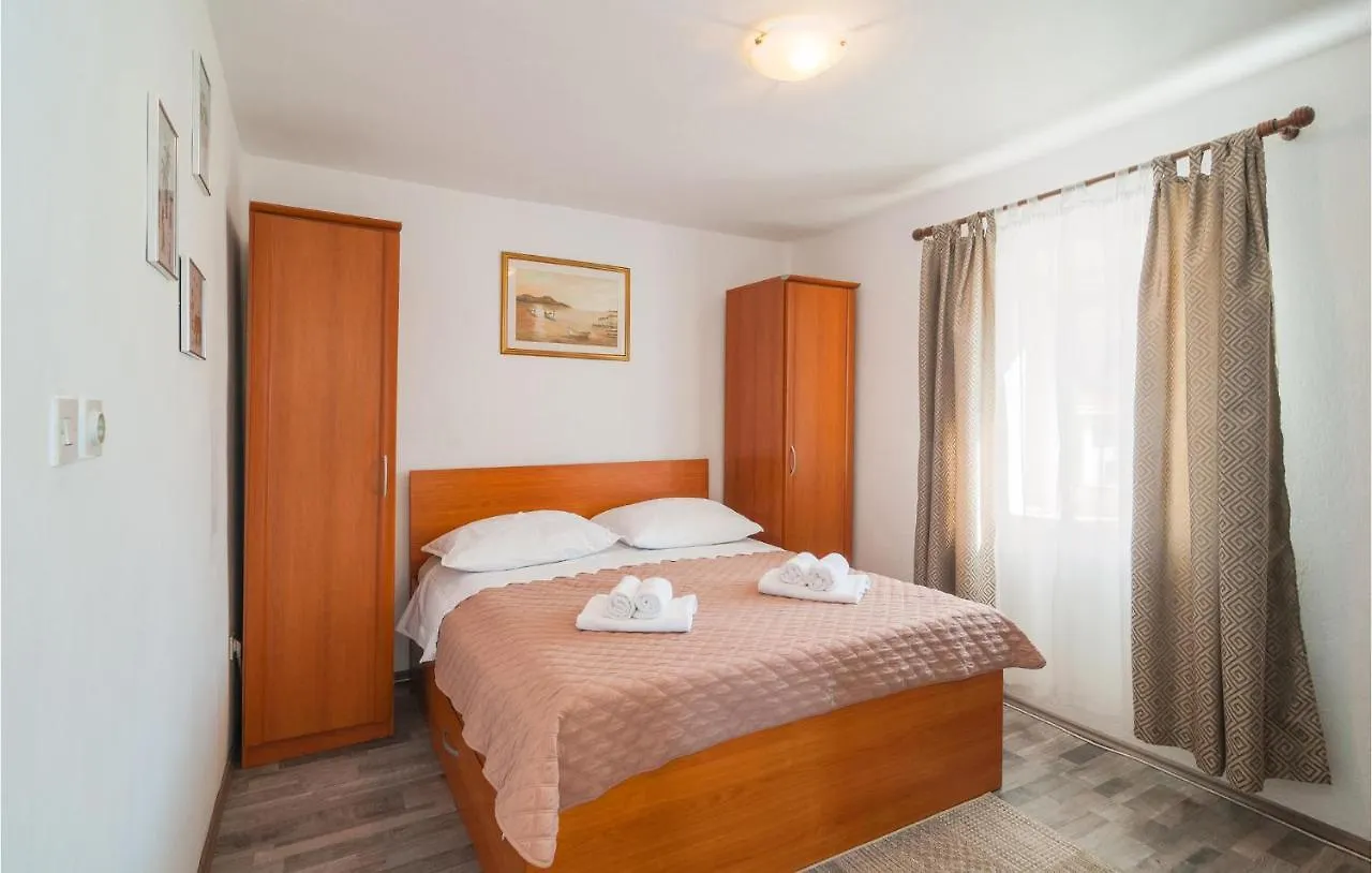 Lovely Apartment In Kastel Gomilica With Kitchen Kastela 0*,