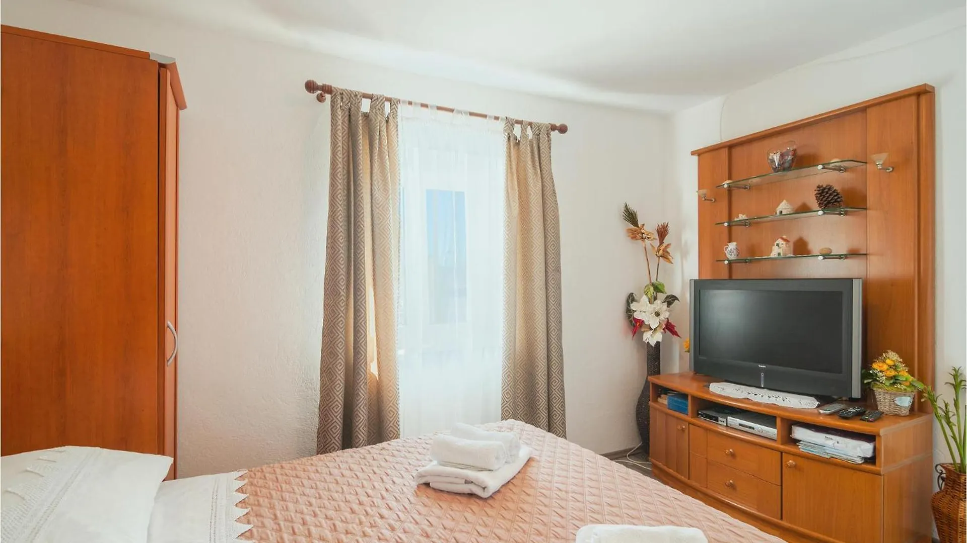 Kaštela Lovely Apartment In Kastel Gomilica With Kitchen 0*,  קרואטיה